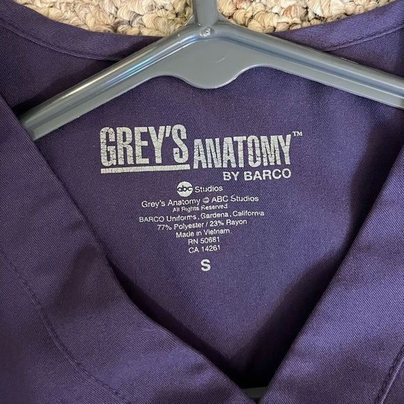 Greys Anatomy purple scrub top - Picture 3 of 4
